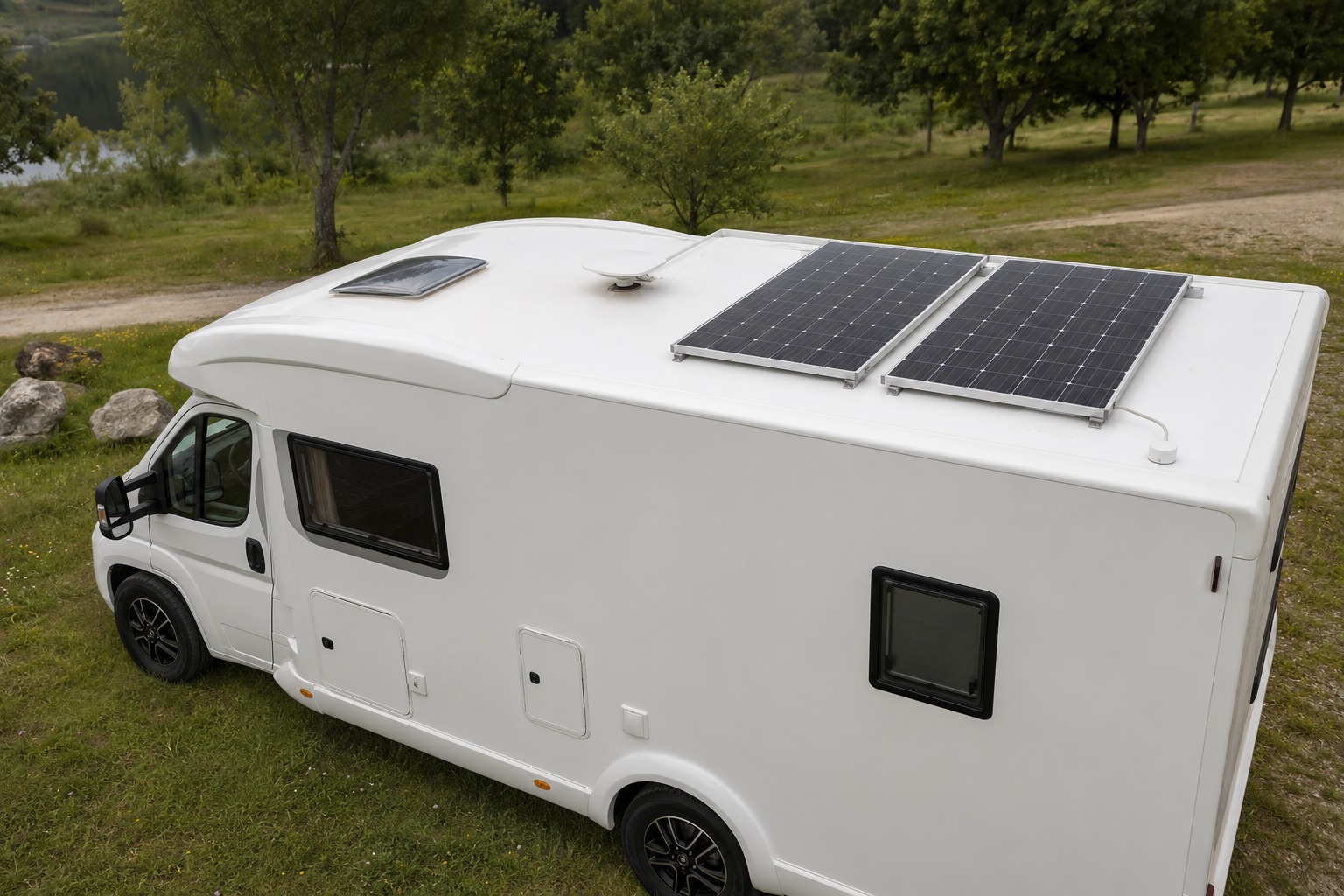 Solární panel na obytný vůz: cesta k týdnu bez přípojky